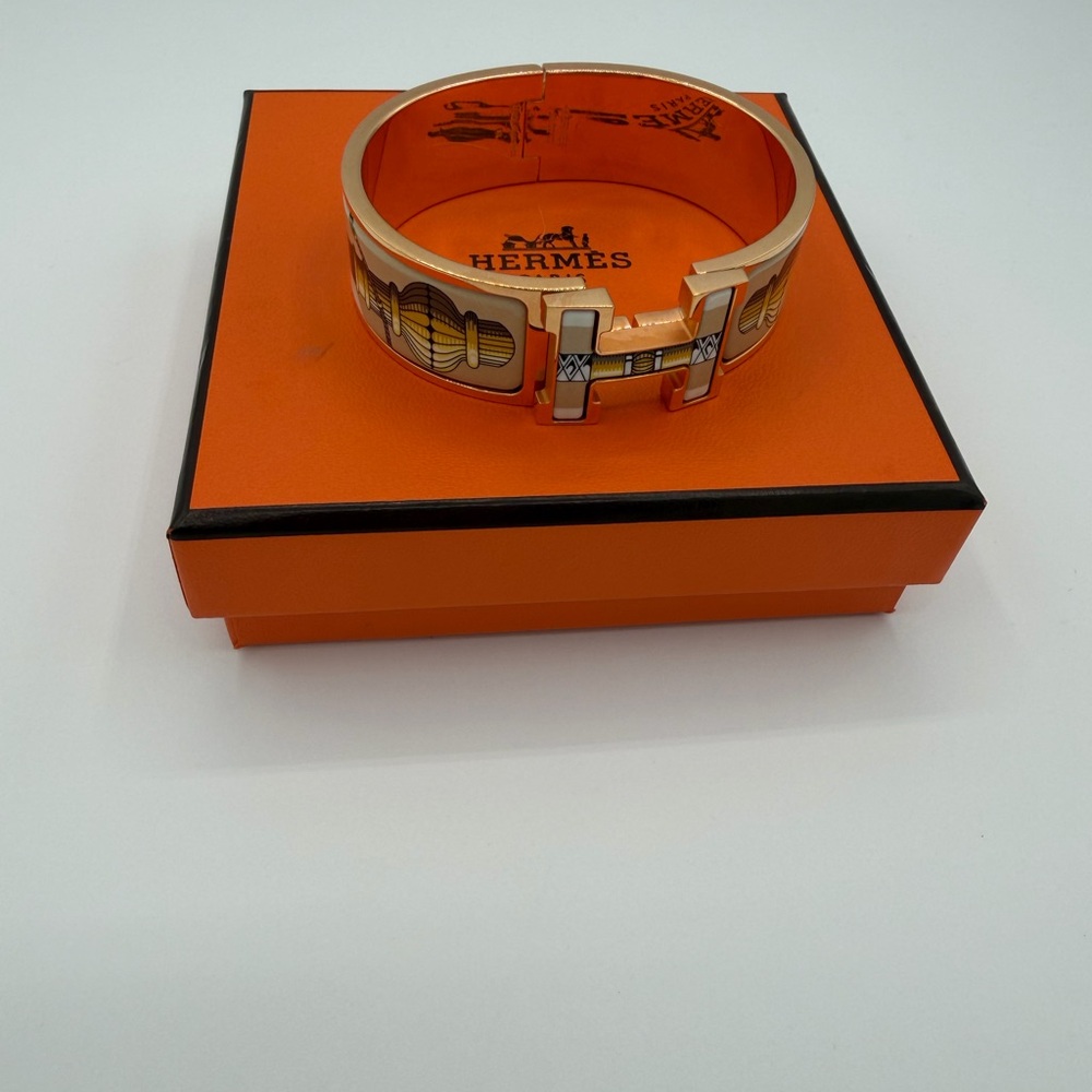 Brand New Hermès Clic H Enamel Wide Bracelet in Rose Gold - Picture 3 of 6